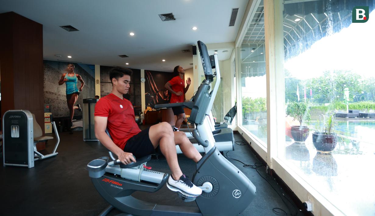 Pemain Indonesia U-20, Muhammad Ferarri dan Ronaldo Kwateh, melakukan latihan di Gym Hotel Sultan, Jakarta, Jumat (24/2/2023). Hujan deras beserta angin yang mengguyur Jakarta pagi ini menjadi penyebabnya. (Bola.com/M Iqbal Ichsan)