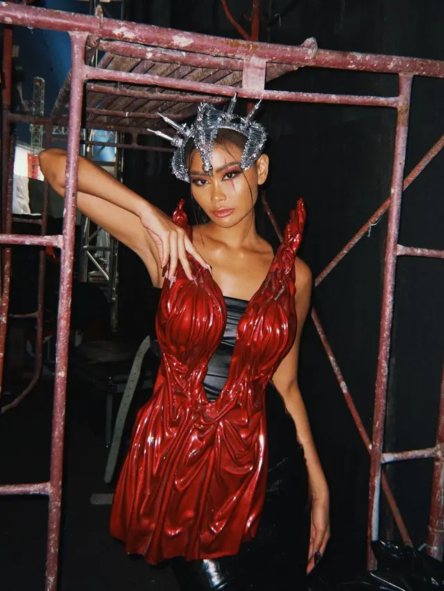 6 Adu Gaya Selebriti Tampil di Jember Fashion Carnaval 2024, dari Raisa Andriana, Tiara Andini, hingga Aurel Hermansyah