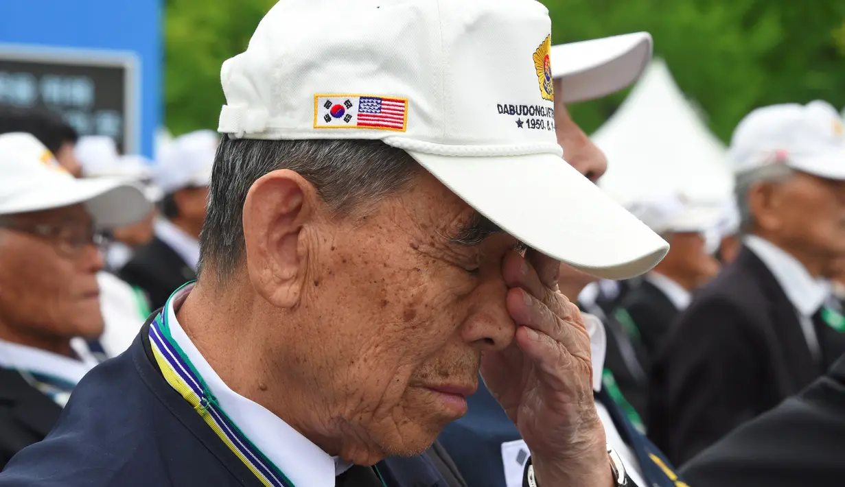 Salah satu veteran perang Korea Selatan saat mengikuti upacara Memorial Day di pemakaman nasional di Seoul, Korea Selatan, Selasa, (6/6). (AFP Photo/Jung Yeon-Je)