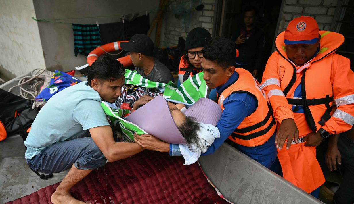 Pemerintah negara bagian sedang mengidentifikasi langkah-langkah lanjutan yang perlu diambil untuk memastikan keselamatan warga, termasuk menyempurnakan infrastruktur mitigasi banjir. Tampak dalam foto, petugas penyelamat membawa seorang perempuan lanjut usia yang membutuhkan perawatan medis dari rumahnya yang terendam banjir ke atas perahu di Kangar, negara bagian Perlis, Malaysia utara, pada Kamis 27 November 2025. (Mohd RASFAN/AFP)