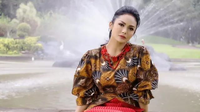 FOTO: Gaya Krisdayanti saat Menggunakan Batik, Tampil Menawan