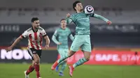 Pemain Liverpool, Curtis Jones, mengontrol bola saat melawan Sheffield United pada laga Liga Inggris di Stadion Bramall Lane, Minggu (28/2/2021). Liverpool menang dengan skor 2-0. (Shaun Botterill, Pool via AP)