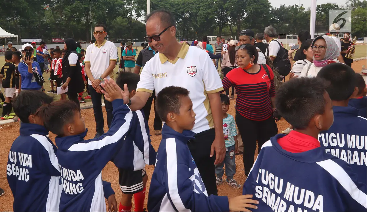Menteri Sosial Agus Gumiwang tos dengan anak-anak saat mengunjungi dan menyaksikan sekaligus menutup Turnamen Asiana Cup IV di Jakarta, Minggu (14/10). (Liputan6.com/JohanTallo)