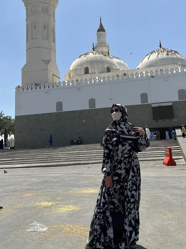 6 Potret Desy Ratnasari Jalani Umrah Bersama Putrinya