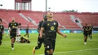 Penyerang Barito Putera Gustavo Tocantins berselebrasi usai mencetak gol pertama ke gawang Arema FC. (Alit Binawan/Bola.com)