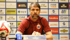 Pelatih Persija Jakarta, Mauricio Souza dalam jumpa pers jelang pertandingan melawa Persis Solo di Staidon Utama GBK, Minggu (26/4). (Bola.com/Abdul Aziz)