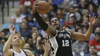 Pemain San Antonio Spurs, LaMarcus Aldridge (12) menghalau bola dari kejaran pemain Dallas Mavericks, Dirk Nowitzki (41) pada laga NBA Basketball game di American Airlines Center, Dallas, (14/11/2017). Spurs menang 97-91. (AP/LM Otero)