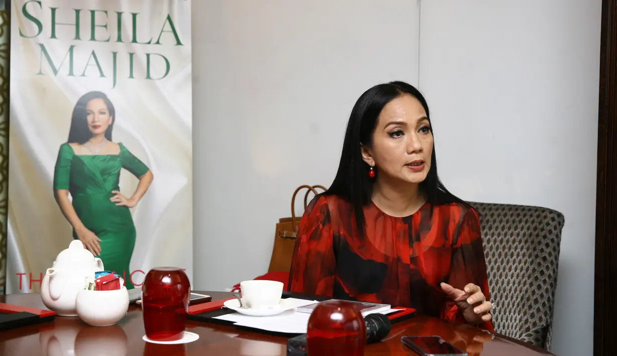 Selain Tohpati yang didaulat sebagai penata musik, Sheila Majid juga mengaku akan berduet dengan Afgan. Sayangnya, ia masih enggan membocorkan secara detil mengenai rencana duetnya dengan Afgan. (Nurwahyunan/Bintang.com)