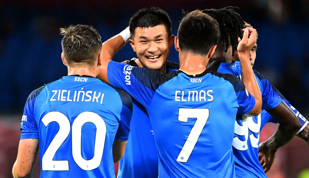 Pemain Napoli, Kim Min-jae (tengah) melakukan selebrasi bersama rekannya setelah mencetak gol ke gawang Monza pada laga lanjutan Liga Italia 2022/2203 di Diego-Maradona Stadium, Naples, 21 Augustus 2022. Min-Jae bermain prima di lini belakang Napoli. Ia dikenal sebagai palang pintu yang tidak kenal kompromi. Pria berkebangsaan Korea Selatan tersebut sejauh ini tampil sebanyak 27 laga di Serie A dengan mencetak 2 gol dan 1 assist. (AFP/Alberto Pizzoli)