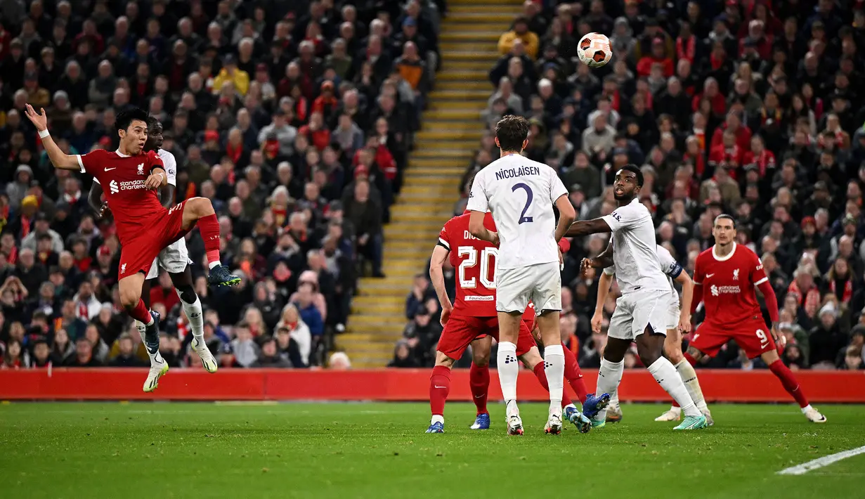 Pemain Liverpool, Wataru Endo (kiri) mencetak gol kedua timnya saat melawan Toulouse pada laga Grup E Liga Europa 2023/2024 di Anfield, Liverpool, Ingggris, Jumat (27/10/2023). Endo sukses memanfaatkan umpan lambung Trent Alexander-Arnold dari sepertiga lapangan menjadi gol melalui tandukannya. (AFP/Oli Scarff)