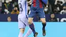 Pemain Barcelona Jordi Alba (kiri) berebut bola dengan pemain Levante Jorge Miramon (kanan) pada pertandingan sepak bola La Liga Spanyol di Stadion Ciutat de Valencia, Valencia, Spanyol, 10 April 2022. Barcelona menang 3-2. (AP Photo /Alberto Saiz)