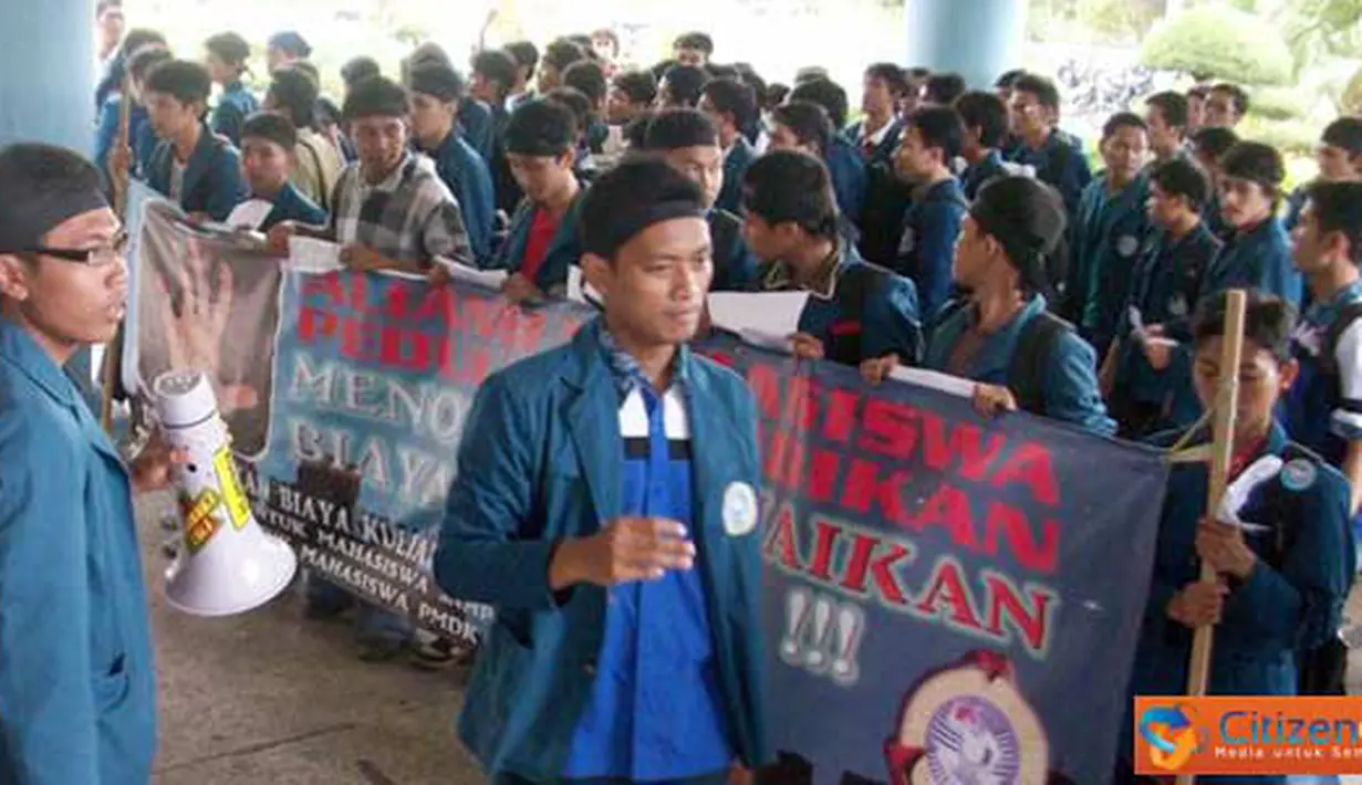 Citizen6, Surabaya: Mahasiswa Unair peduli pendidikan mengadakan aksi demo, kamis (17/10) di depan Gedung manajemen kampus C. (Pengirim: Ziadatur Rohmah, kelompok 16) 
