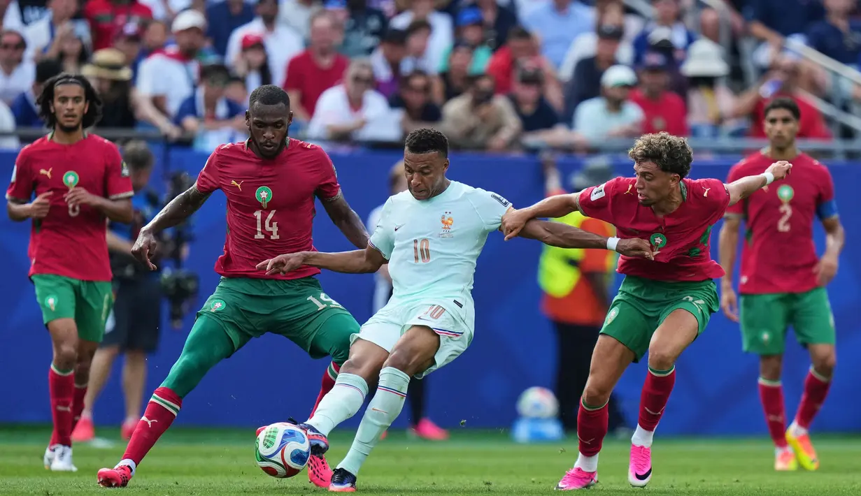 Pemain Prancis Kylian Mbappe mengontrol bola dibayangi pemain Maroko Issa Diop (14) dan Neil El Aynaoui (selama pertandingan perempat final Piala Dunia antara Prancis dan Maroko di Foxborough, Mass., dekat Boston, Kamis, 9 Juli 2026. (AP Photo/Stephanie Scarbrough)