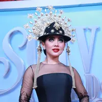 Entah benar atau tidak mengenai kabar yang dilansir situs tersebut. Lantaran dalam situs itu Syahrini ditulis lahir pada 17 Agustus 1945. Seperti diketahui, ia lahir pada 1 Agustus 1982. (Adrian Putra/Bintang.com)