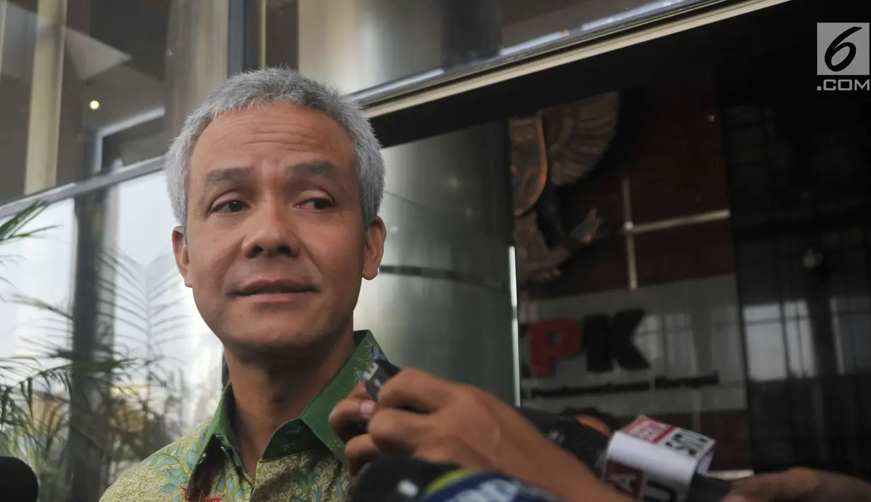Ekspresi Ganjar Pranowo saat ditanya wartawan usai diperiksa KPK, Jakarta, Selasa (4/7). Ganjar Pranowo diperiksa sebagai saksi terkait kasus korupsi pengadaan e-KTP  dengan tersangka Andi Agustinus alias Andi Narogong. (Liputan6.com/Helmi Afandi)