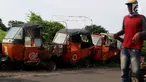 Sejumlah bangkai bajaj oranye tergeletak di kawasan Roxy, Jakarta Barat, Selasa (27/2). Seiring berkembangnya teknologi dan kebutuhan transportasi yang murah dan cepat, kini bajaj oranye sudah tak lagi digunakan. (Liputan6.com/JohanTallo)