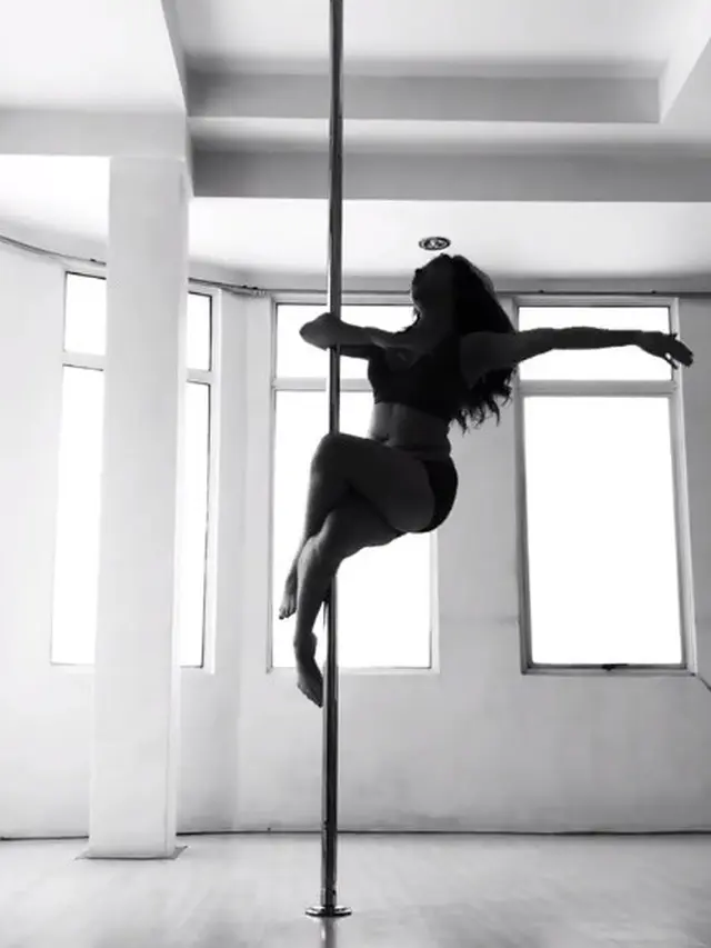 Nikita Willy Lakukan Pole Dance, 6 Potretnya Bikin Terpesona