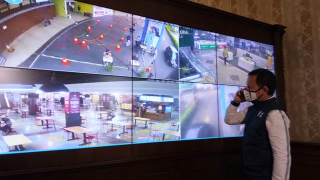 Wali Kota Bogor Bima Arya memantau operasional mal yang telah beroperasi melalui CCTV. (Liputan6.com/Achmad Sudarno)
