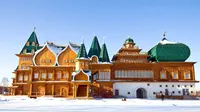 Tertarik mengunjungi istana kayu unik di Rusia ini?