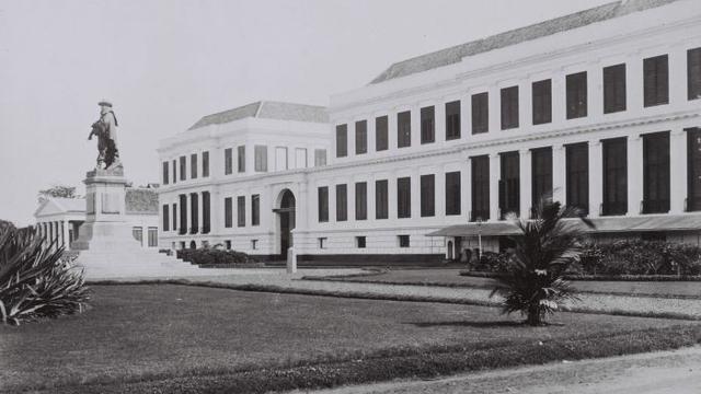 Paleis van Daendels yang kini jadi Gedung Kementerian Keuangan