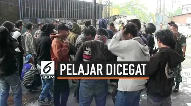 Petugas gabungan Polri dan TNI melakukan pencegatan terhadap puluhan pelajar asal Kota Tangerang yang hendak menuju Jakarta. Mereka akan berdemo di depan Gedung DPR RI, Senin (30/9/2019).