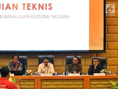 Kepala Badan Keahlian DPR (BKD) Johnson Rajagukguk (kiri), Ketua Badan Urusan Rumah Tangga (BURT) DPR yang baru Anton Sihombing (kedua kiri) saat hadir dalam Seminar Nasional di Gedung Nusantara DPR, Jakarta (20/9). (Liputan6.com/JohanTallo)