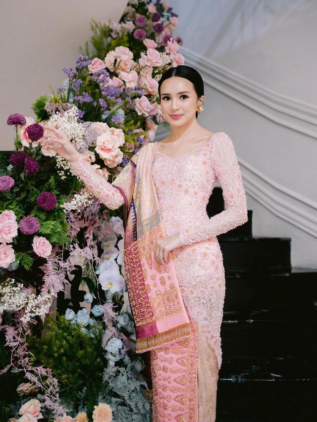 Adu Gaya Model Kebaya Lamaran Artis, Mulai dari Enzy Storia, Ayu Ting-Ting, hingga Aaliyah Massaid