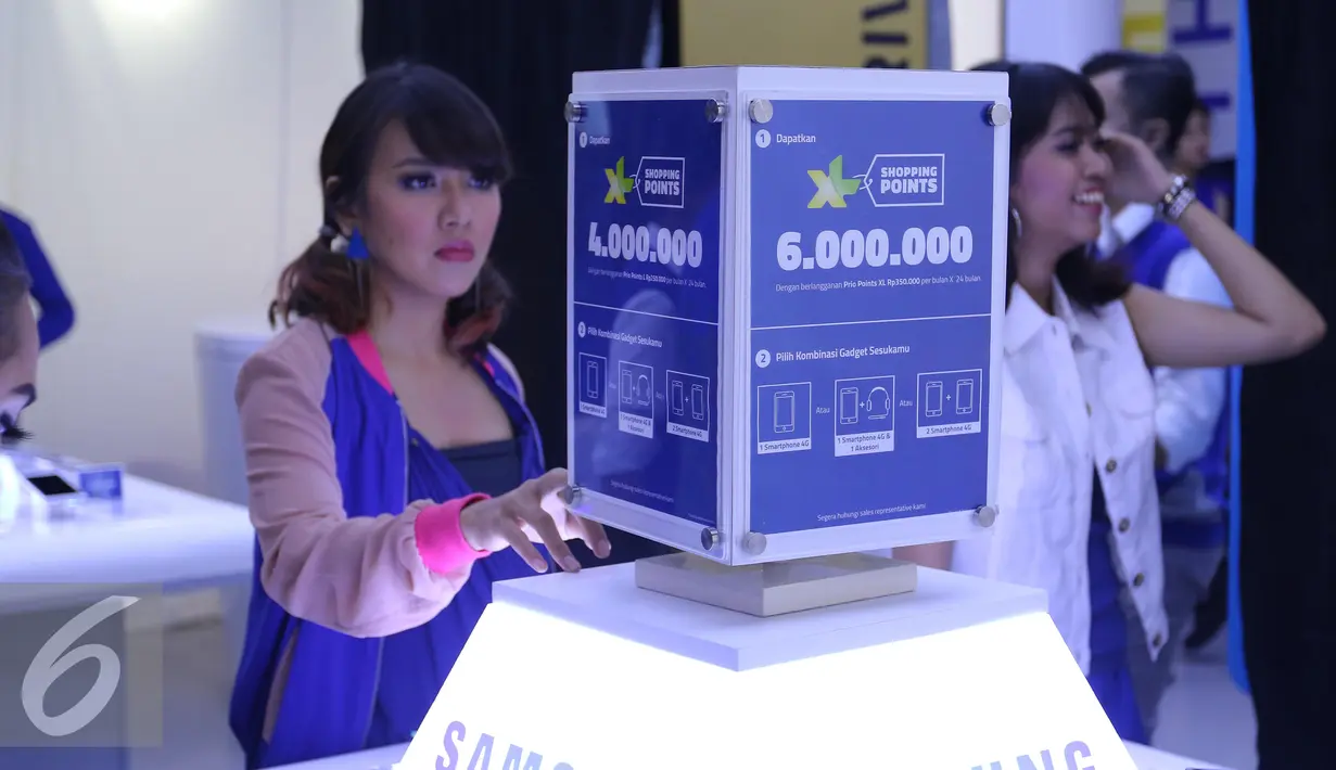 Pengunjung melihat informasi tentang produk XL saat pembukaan Digital Lifestyle Experience Center di Mall Puri Indah, Jakarta, Selasa (3/5). XL menawarkan pengalaman baru dalam menggunakan layanan digital kepada pengunjung. (Liputan6.com/Angga Yuniar)