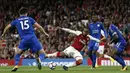 Striker Arsenal, Alexandre Lacazette, berusaha melepaskan tendangan saat melawan Leicester pada laga Premier League di Stadion Emirates, London, Jumat (11/8/2017). Arsenal menang 4-3 atas Leicester. (AFP/Ian Kington)