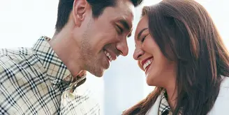 Selama 19 tahun menikah, romantisme Donna Agnesia dan Darius Sinathrya seolah tidak luntur. Selain selalu terlihat kompak, keduanya terlihat serasi dalam busana kasual dan formal [@dagnesia]