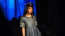 Model berpose di atas catwalk membawakan busana Autumn Winter 2018 karya desainer asal India, Vineet Bahl selama Amazon India Fashion Week di New Delhi (15/3). (AFP Photo/Chandan Khanna)