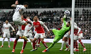 Kiper Arsenal, David Raya berusaha mementahkan bola hasil sundulan pemain Tottenham Hotspur, Cristian Romero pada laga lanjutan Liga Inggris 2023/2024 di Tottenham Hotspur Stadium, London, Inggris, 28 April 2024. (AFP/Ben Stansall)