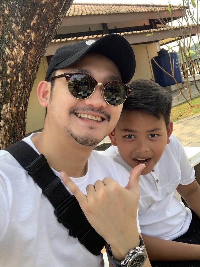 Momen Angga Wijaya Bareng Anak Angkat Dewi Perssik (sumber: instagram/instagram.com/anggawijaya88)
