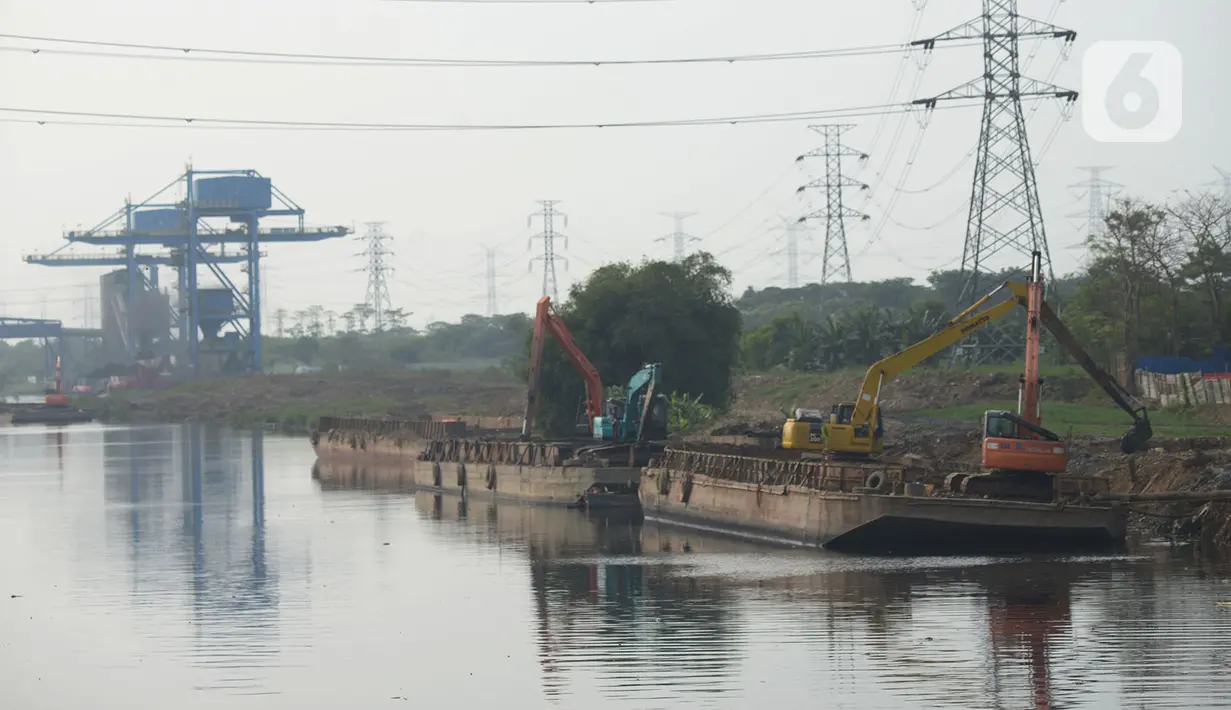 Alat berat memindahkan endapan material lumpur di Kali Cikarang Bekasi Laut (CBL) Desa Muara Bakti, Bekas, Sabtu (8/8/2020). Pengerukan untuk Jalur sungai kanal CBL ternyata sudah digunakan mengangkut batu bara dengan tongkang untuk kebutuhan listrik kawasan industri. (merdeka.com/Imam Buhori)