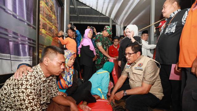Pj Gubernur Jateng Serahkan Bantuan Senilai Rp160 Juta ke Korban Banjir di Pekalongan