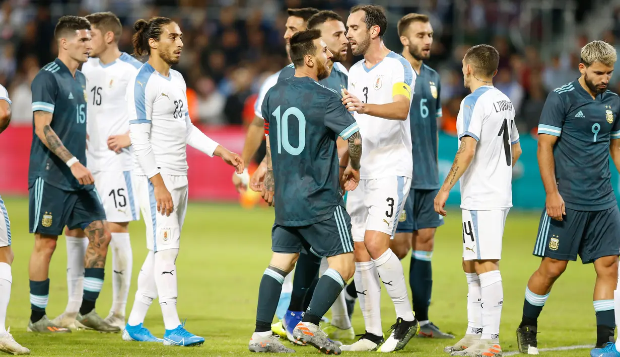 Para pemain berusaha memisahkan megabintang timnas Argentina, Lionel Messi dan penyerang timnas Uruguay, Edinson Cavani pada laga persahabatan di Stadion Bloomfield, Tel Aviv, Senin (18/11/2019). Messi dan Cavani terlibat adu mulut di lapangan, ketika Argentina tertinggal 0-1. (AP/Ariel Schalit)