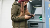 Ilustrasi lupa bawa kartu ATM (Foto:Shutterstock).