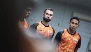 Jordi Amat dan Rizky Ridho akan menjadi andalan di lini belakang Persija mulai musim kompetisi 2025/2026. (Dok. Persija)