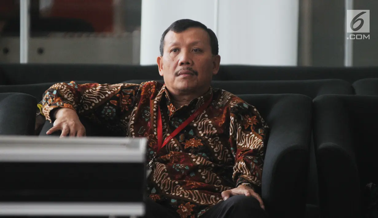 Sekda Jabar Iwa Karniwa menunggu panggilan penyidik akan menjalani pemeriksaan di Gedung KPK, Jakarta, Jumat (30/8/2019). Iwa Karniwa diperiksa sebagai tersangka terkait dugaan menerima suap kasus pemberian izin proyek pembangunan Meikarta di Kabupaten Bekasi. (merdeka.com/Dwi Narwoko)