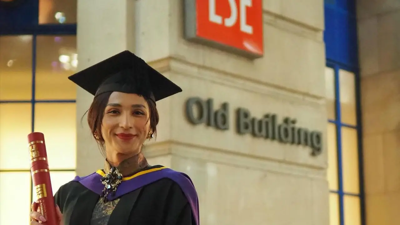 8 Gaya Dena Rachman Kenakan Kebaya Janggan Multiwarna untuk Wisuda di London, Sebut Soal Kesetaraan Gender Melalui Pakaian