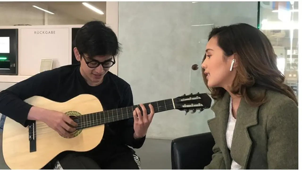 Momen keduanya saat latihan bernyanyi, Bio yang memainkan gitar dan Beby yang menyanyi.