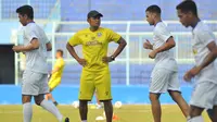 Asisten pelatih Arema FC, Charis Yulianto, saat memimpin sesi latihan Singo Edan. (Bola.com/Iwan Setiawan)