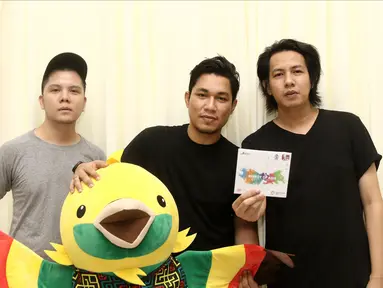 Personel band Armada berpose usai peluncuran album Asian Games 2018 di Stadion Akuatik, Jakarta, Jumat (13/7). Armada mengaku senang bisa menjadi salah satu pengisi lagu album Asian Games 2018. (Liputan6.com/Herman Zakharia)