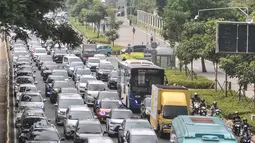 Pemerintah Provinsi (Pemprov) DKI Jakarta bersama Dishub DKI Jakarta dan Ditlantas Polda Metro Jaya tengah mengkaji pengaturan pembagian jam kerja menjadi dua opsi, yakni pukul 08.00 WIB dan 10.00 WIB. (merdeka.com/Iqbal S Nugroho)