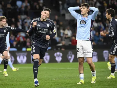 Gelandang Real Madrid asal Uruguay, Federico Valverde (kedua kiri), merayakan golnya saat pertandingan pekan ke-27 La Liga 2025/2026 melawan Celta Vigo di Estadio Abanca-Balaidos pada Jumat 6 Maret 2026 waktu setempat atau Sabtu 7 Maret 2026 dini hari WIB. Real Madrid meraih kemenangan dramatis 2-1 atas Celta Vigo. (Miguel RIOPA/AFP)