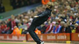 Pelatih Liverpool, Juergen Klopp memberikan arahan kepada anak asuhnya saat bertanding melawan Bournemouth pada laga Piala Liga Inggris di Stadion Anfield, Inggris, Rabu (28/10/2015). (Reuters/Eddie Keogh)