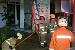 Tiga unit rumah kontrakan di Jalan Nangka, Ceger, Cipayung, Jakarta Timur, hangus terbakar pada Selasa (21/7/2026) dini hari. Kebakaran tersebut diduga dipicu oleh kebocoran tabung atau instalasi gas di salah satu rumah kontrakan. (Foto: Antara)