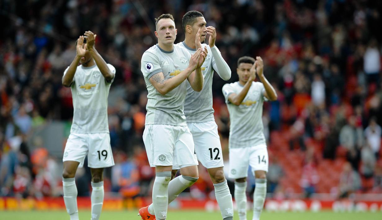 4. Phil Jones (Bek) - Manchester United mendatangkan bek asal Inggris ini dari Blackburn Rovers pada musim panas 2011. Pemain bernomor punggung empat itu langsung dipercaya sebagai starter di musim perdananya. (AP/Rui Vieira)