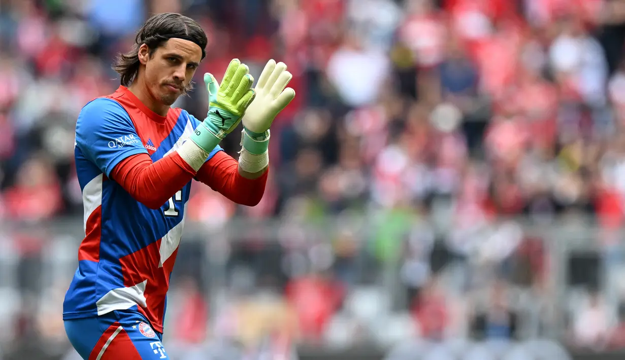 Kiper Bayern Muenchen, Yann Sommer bertepuk tangan saat ia masuk untuk pemanasan sebelum pertandingan melawan Hertha Berlin di Munich, Jerman selatan pada 30 April 2023. (AFP/Christof Stache)