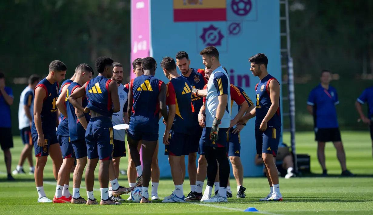 Para pemain Spanyol berkumpul saat sesi latihan di Universitas Qatar, Doha, Qatar, Selasa (29/11/2022). Spanyol akan melawan Jepang dalam pertandingan Grup E Piala Dunia 2022 pada 1 Desember mendatang. (AP Photo/Julio Cortez)